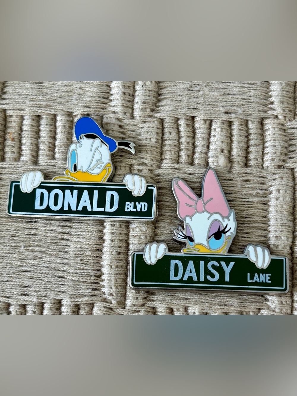 DISNEY 2015 Donald Duck & Daisy Duck Street Signs Pin Set